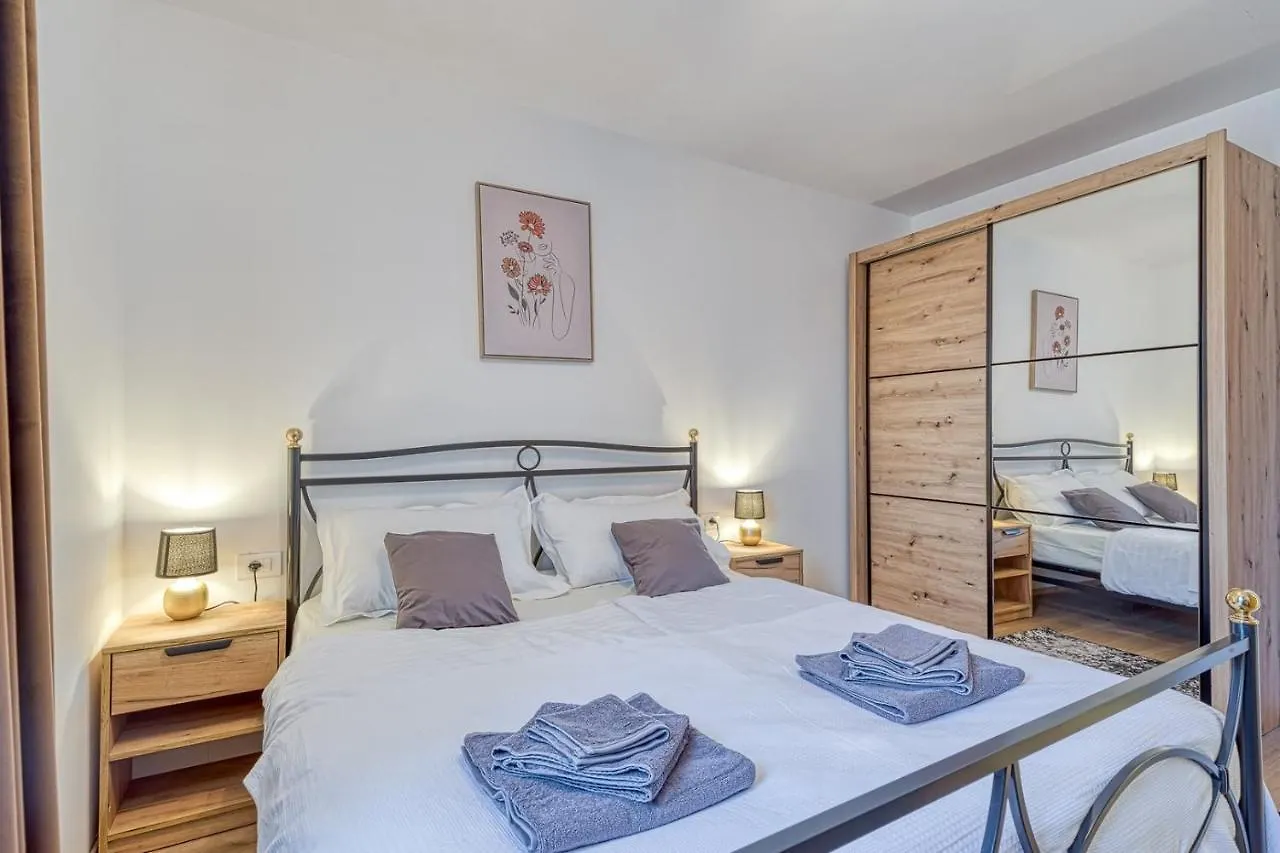 Holiday House Lena Baderna 0*,